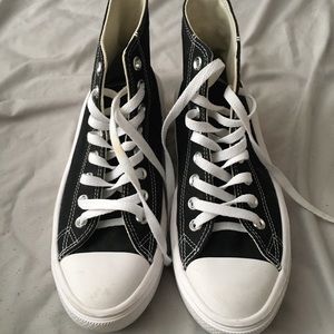 Black and white platform converse all stars